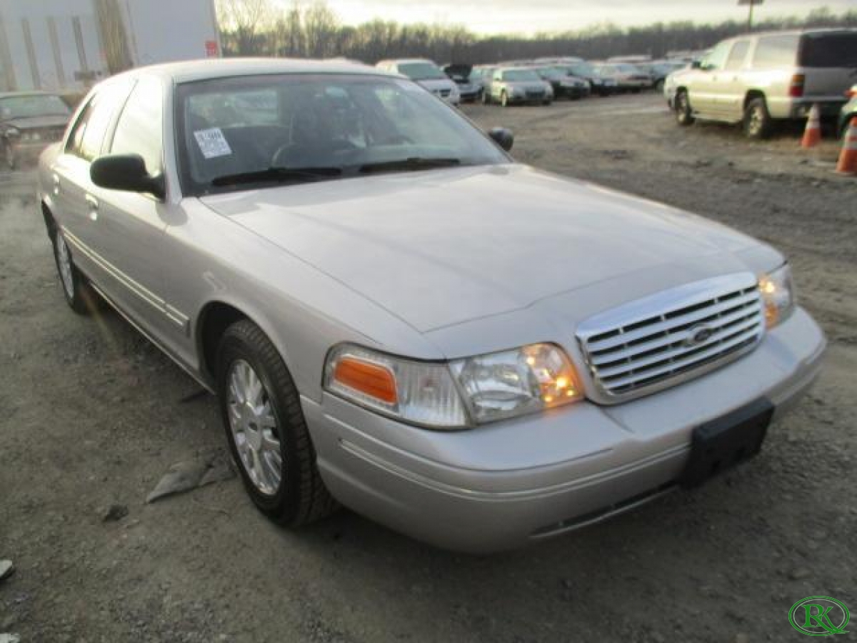 2004 Ford CROWN VICTORIA