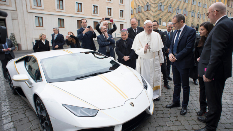 Pope Francis gets a personalized Lamborghini Huracan